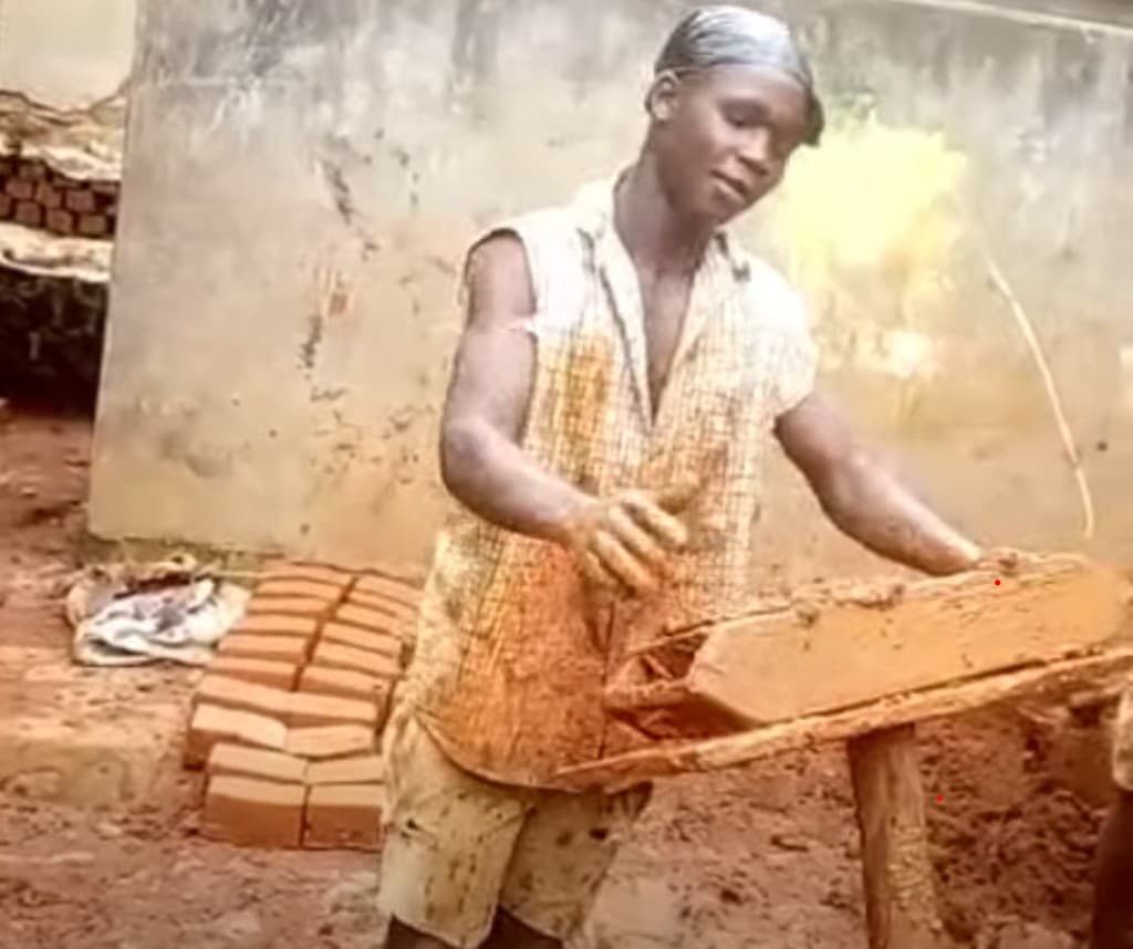 Samson struggling and making bricks in the Kirobe